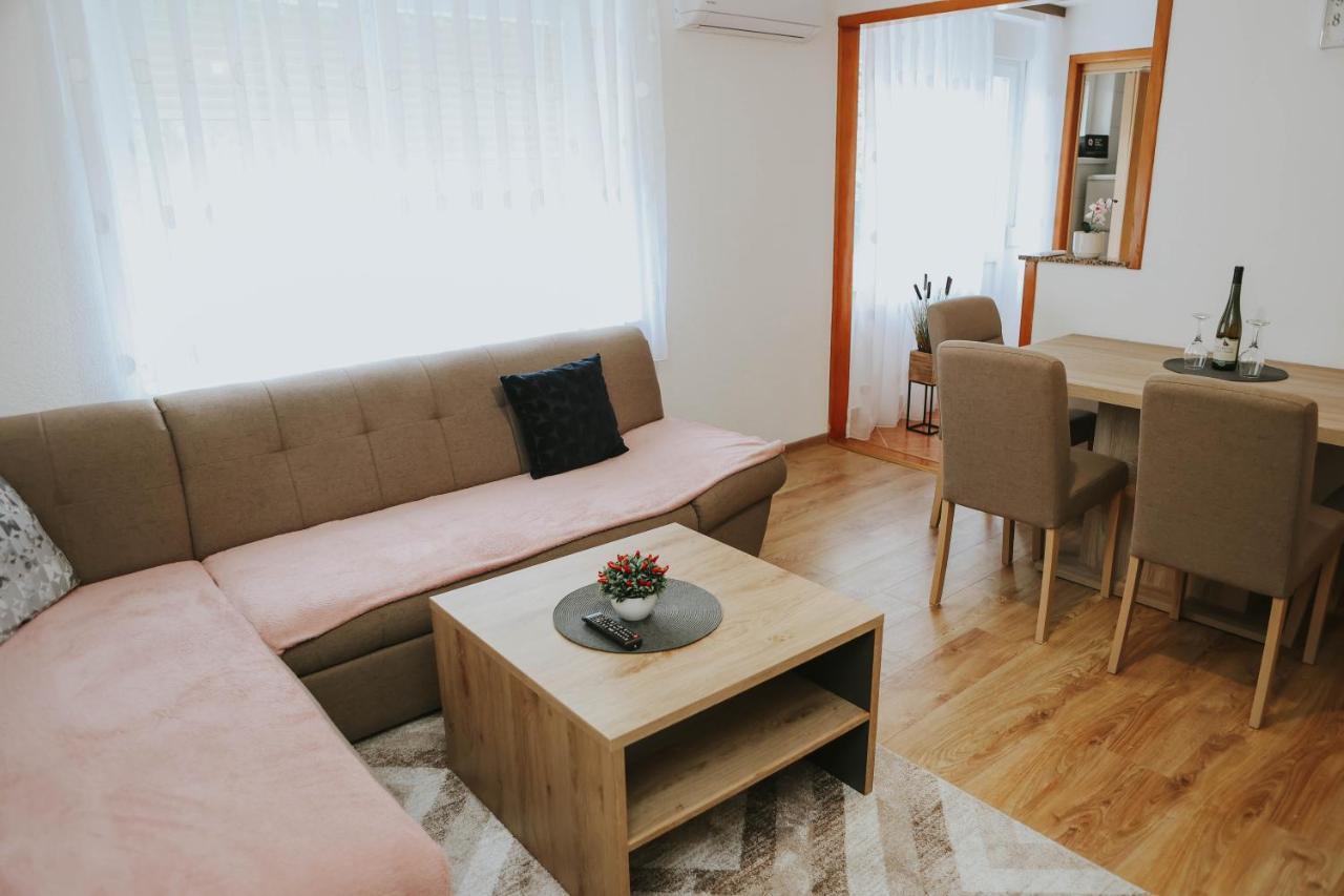 I&T Apartman Gospic Exterior photo