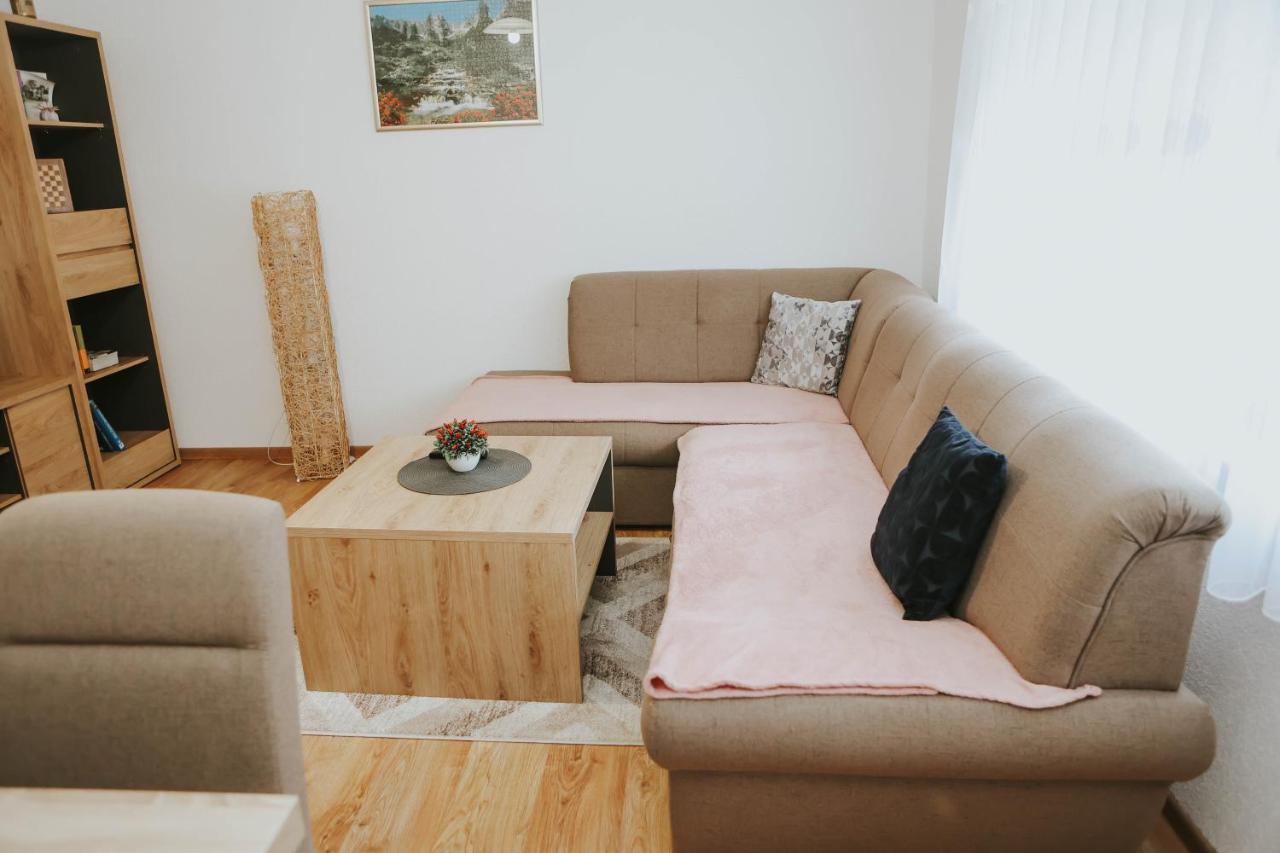I&T Apartman Gospic Exterior photo