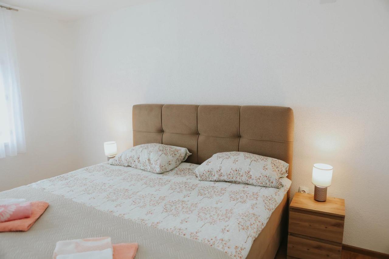 I&T Apartman Gospic Exterior photo